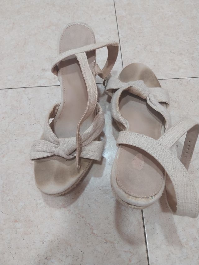 Sandalias cuña beige