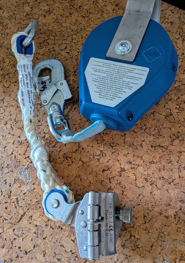 Línea de vida retráctil y dispositivo anti caídas