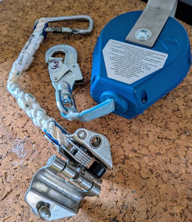 Línea de vida retráctil y dispositivo anti caídas