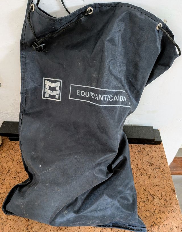 Línea de vida retráctil y dispositivo anti caídas