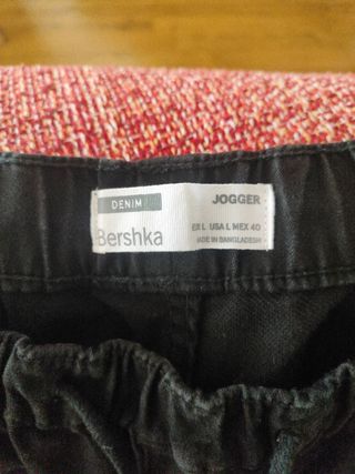 Pantalones negros diseño jogger de Bershka 