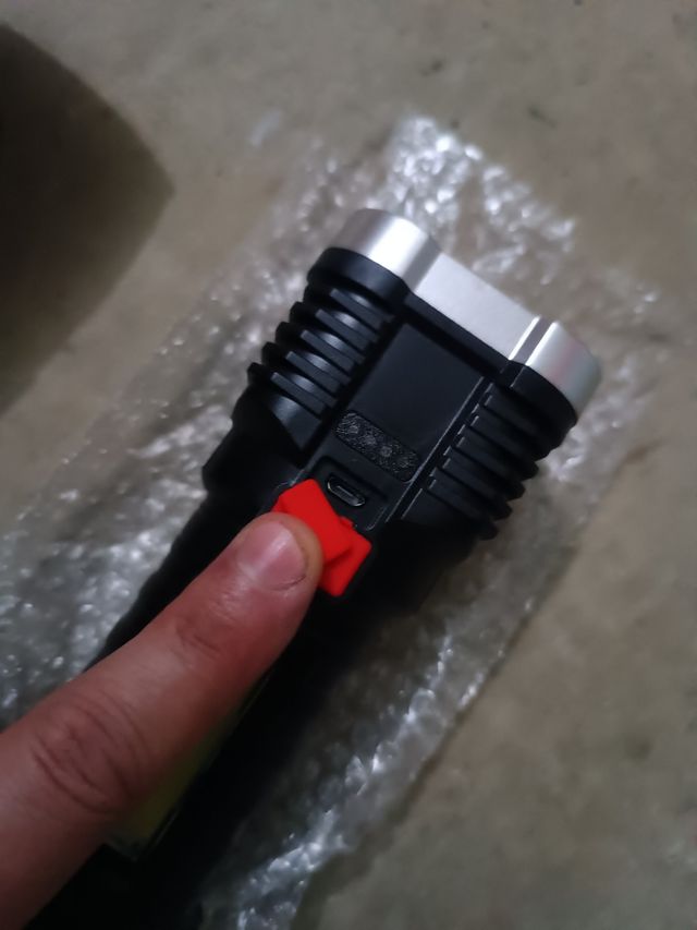 Linterna LED Recargable - Alta Potencia