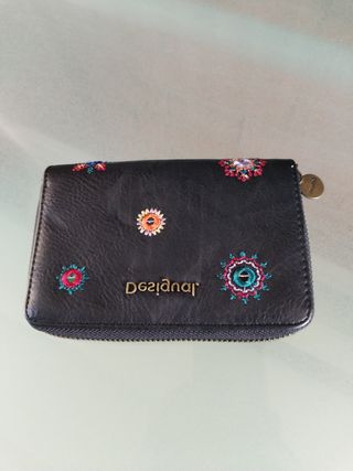 Monedero Desigual. Solo venta en persona


