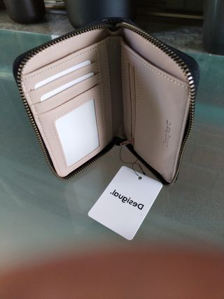 Monedero Desigual. Solo venta en persona


