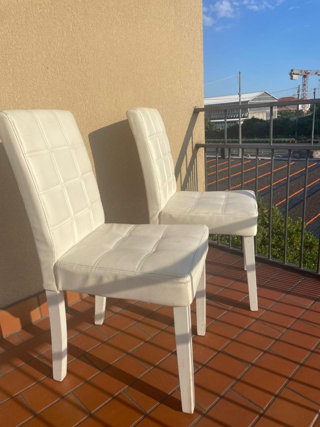 Coppia di sedie imbottite bianche – eleganti