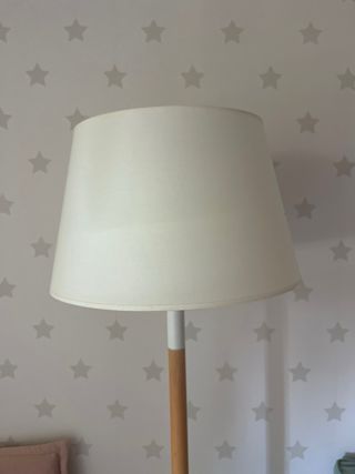 Lámpara pie madera blanca + mesita