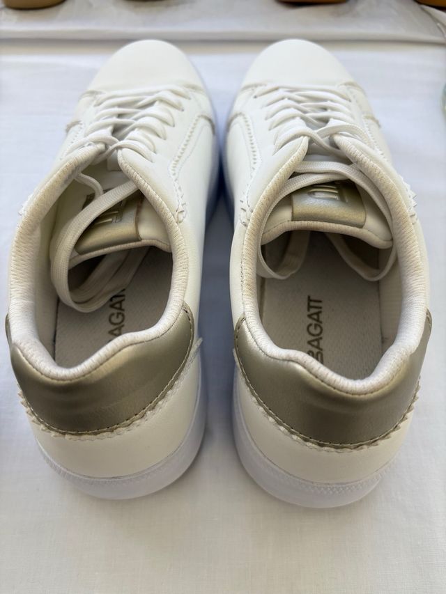 Zapatillas Bagatt blancas y plateadas