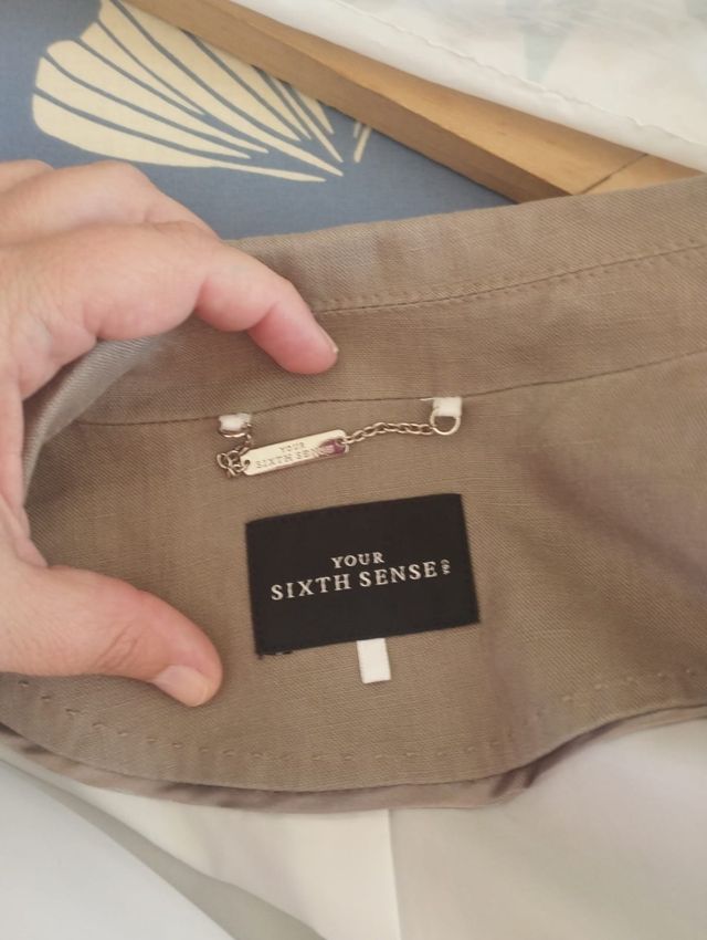 Traje chaqueta beige y blanca