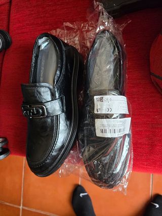 Sapatos pretos clássicos