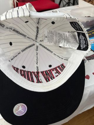 Gorra  blanco a rayas.