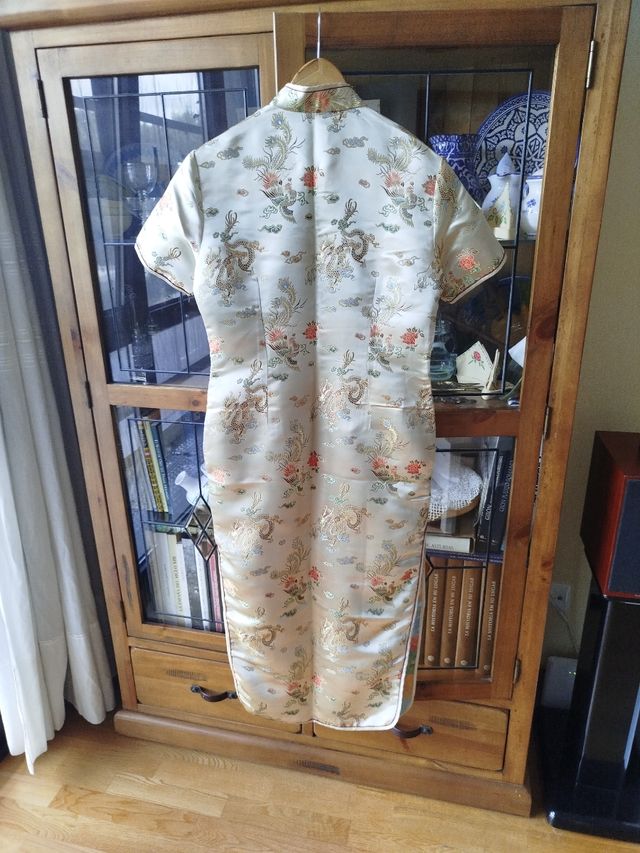 Vestido cheongsam beige y dorado