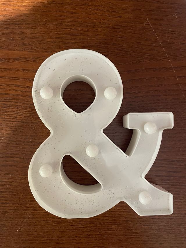 Luz LED letras D e & pilas