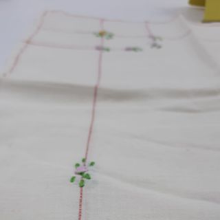 Tovaglietta ricamata a mano in lino