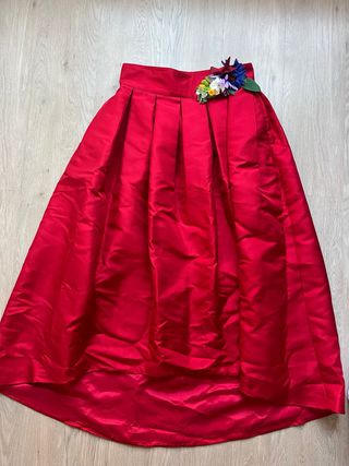 Falda larga roja plisada