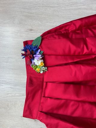 Falda larga roja plisada