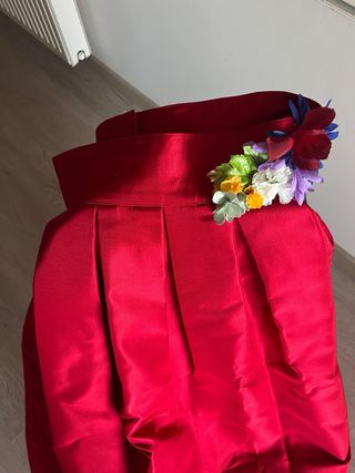 Falda larga roja plisada
