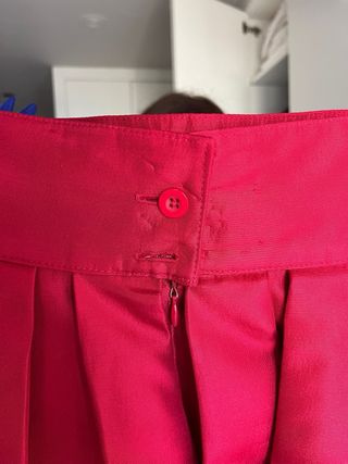 Falda larga roja plisada