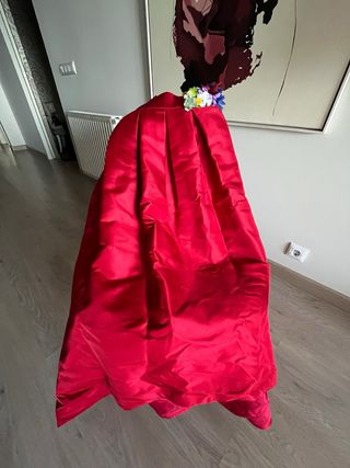 Falda larga roja plisada