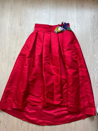 Falda larga roja plisada