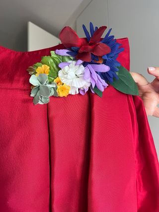 Falda larga roja plisada