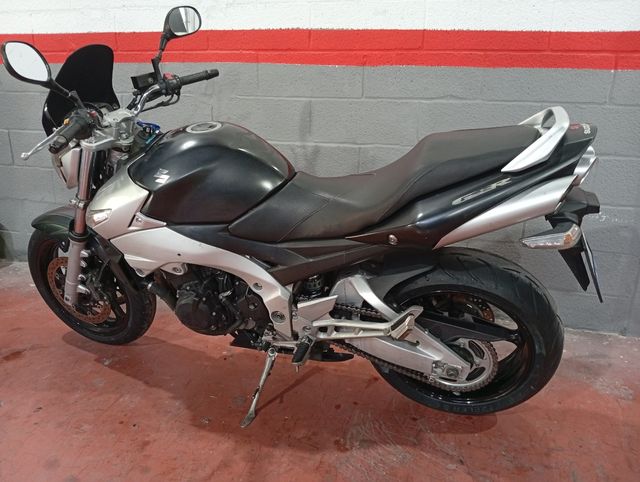Suzuki GSR 600 - Moto en buen estado