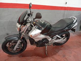 Suzuki GSR 600 - Moto en buen estado