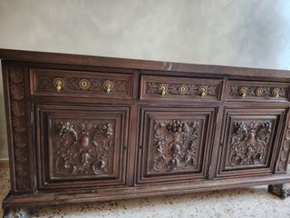 Aparador antiguo de madera tallada.