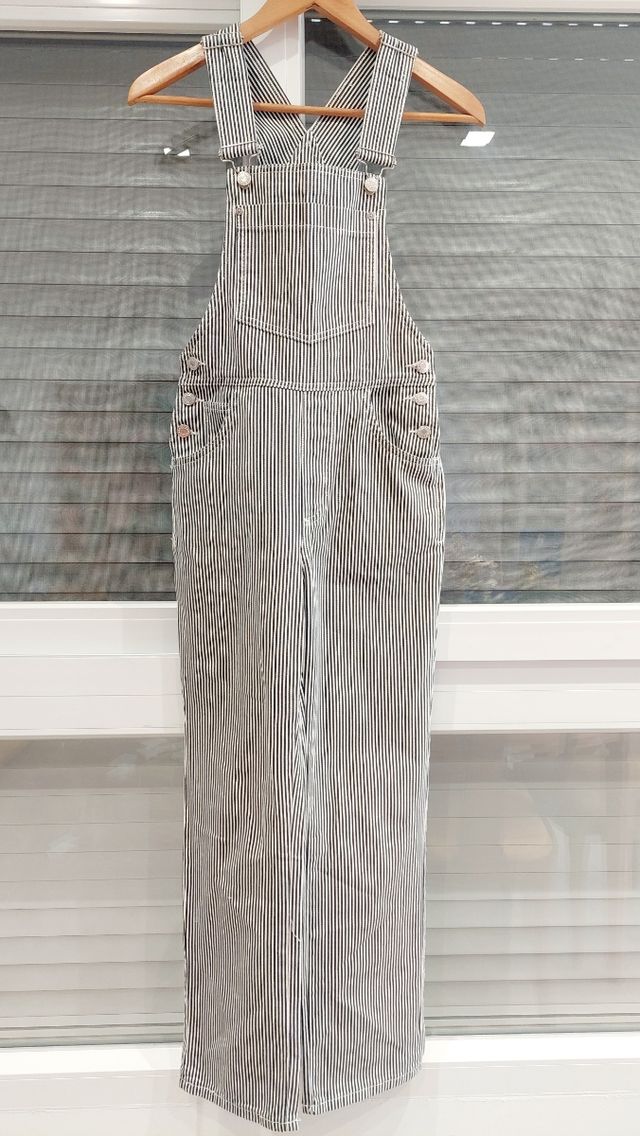 Mono rayas blanco y negro.