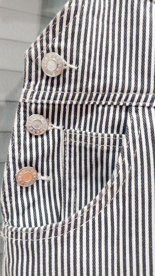 Mono rayas blanco y negro.