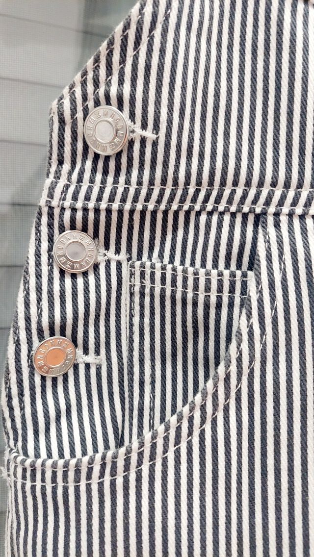 Mono rayas blanco y negro.