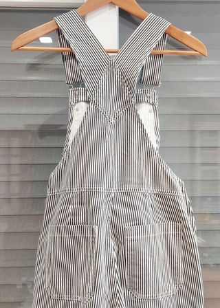 Mono rayas blanco y negro.