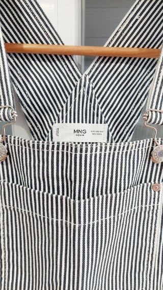 Mono rayas blanco y negro.