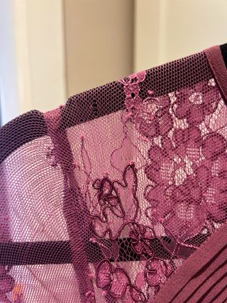 Vestido fiesta morado plisado con encaje