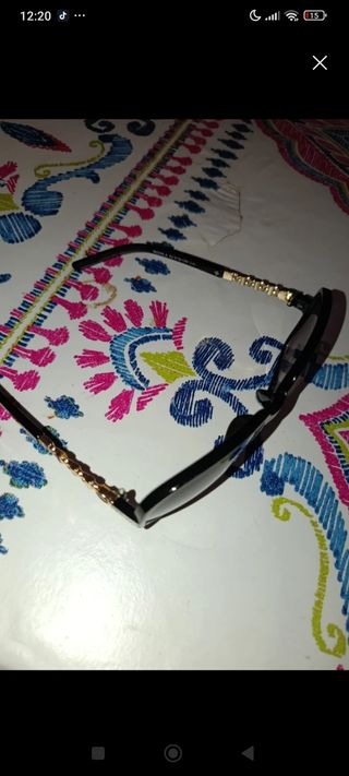 Gafas sol negras doradas