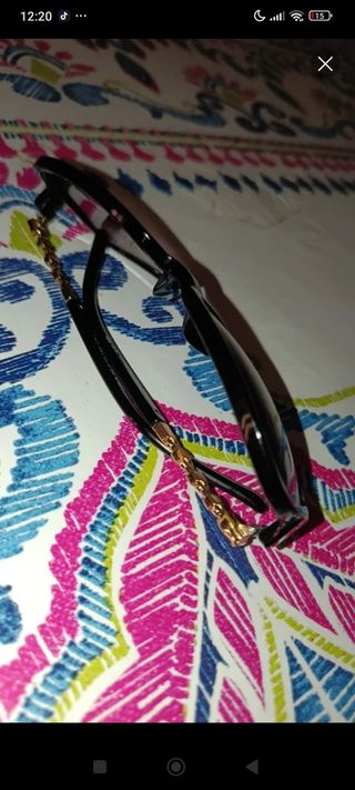 Gafas sol negras doradas