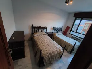 2 camas antiguas de madera