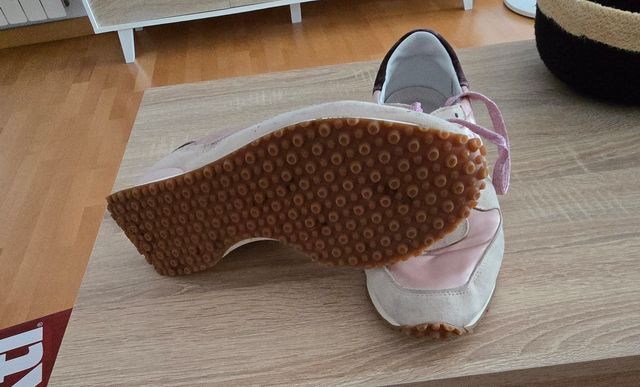 Bambas deportivas beige y rosa