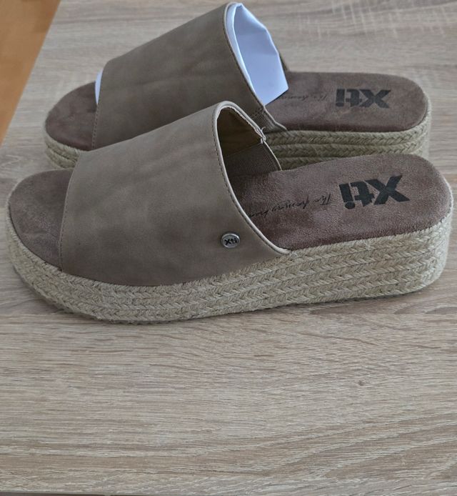 Chanclas plataforma Xti marrón