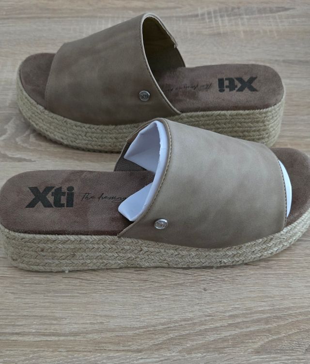 Chanclas plataforma Xti marrón
