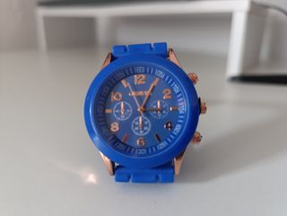 Reloj clásico de pulsera azul 