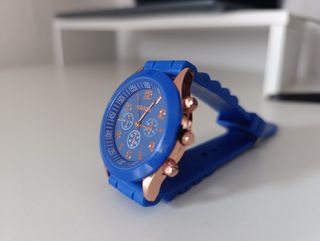 Reloj clásico de pulsera azul 