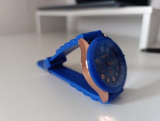 Reloj clásico de pulsera azul 