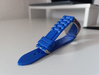 Reloj clásico de pulsera azul 