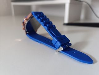 Reloj clásico de pulsera azul 