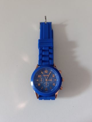 Reloj clásico de pulsera azul 