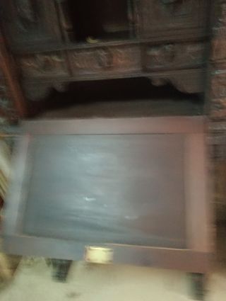 Bargueño antiguo de madera tallada