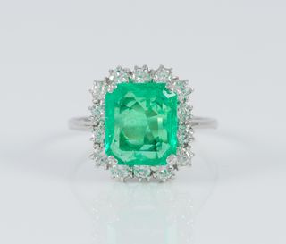 Anillo en oro blanco 18k con esmeralda y diamantes