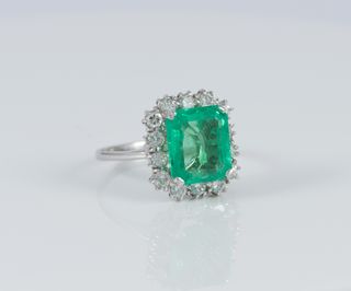 Anillo en oro blanco 18k con esmeralda y diamantes