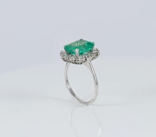 Anillo en oro blanco 18k con esmeralda y diamantes
