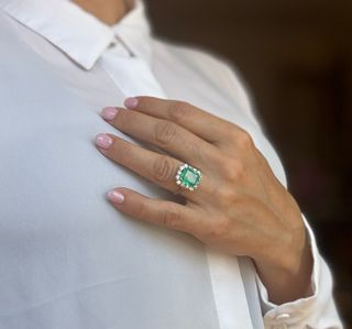 Anillo en oro blanco 18k con esmeralda y diamantes